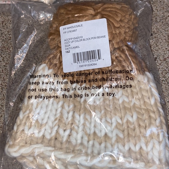 🆕Free People Cozy Up Color Block Pom Beanie - Picture 2 of 4